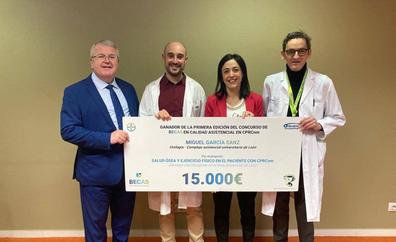 El urólogo del Caule, Miguel García, recibe una beca de Bayer y Orión Farma para mejorar la calidad de vida de los pacientes leoneses con cáncer de próstata