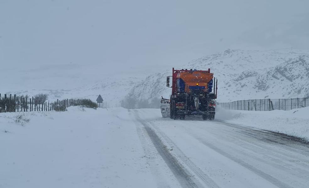 La nieve mantiene cortadas una docena de carreteras en León y obliga el uso de cadenas