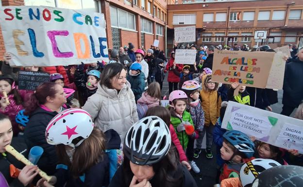 El Quevedo eleva su protesta ante el estado del centro: «Se nos cae el cole encima»