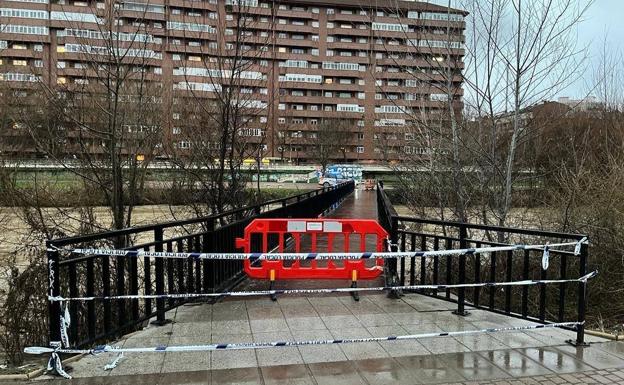 El Ayuntamiento cierra las pasarelas peatonales del Bernesga por la crecida del río