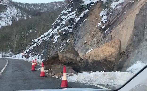 Un argayo limita la circulación en la N-621 entre Crémenes y Valdoré