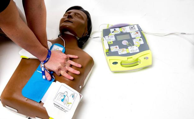 El Club Ritmo recibe un curso de reanimación para poder usar el desfibrilador