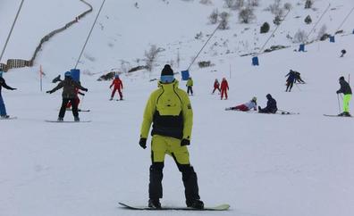 Comienza la temporada de esquí en León: «Llevábamos un año esperándolo»