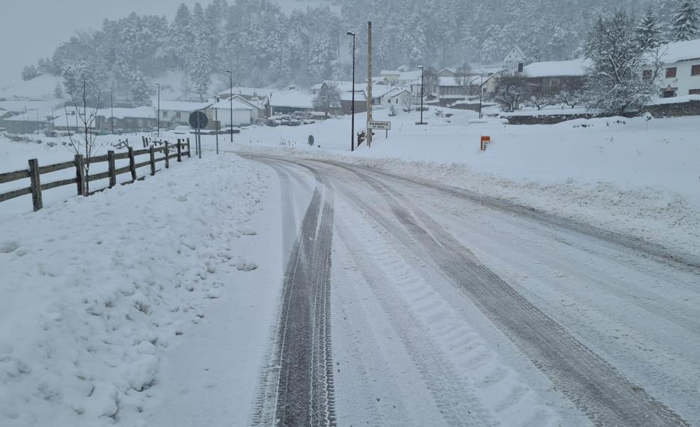 Una carretera de la provincia permanece cortada por la nieve en Besande