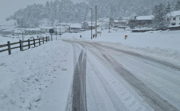 Una carretera de la provincia permanece cortada por la nieve en Besande