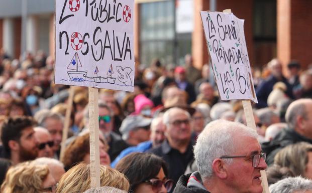 El Bierzo 'abraza' su hospital y 2.500 personas protestan por los recortes y las externalizaciones