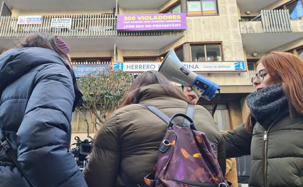 Medio centenar de mujeres se plantan ante VOX León porque no son «batalla política de nadie»