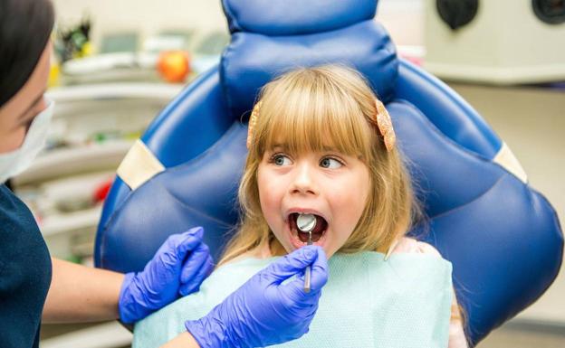 'Somos Diversos' se concentra ante el Hospital de León contra la «nula atención odontológica» a los niños con discapacidad