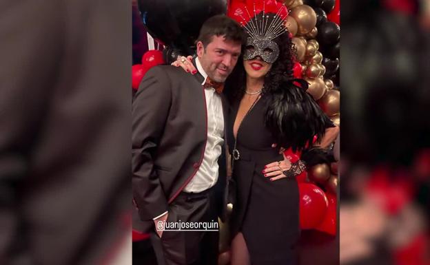 Paz Padilla disfruta de una fiesta de máscaras disfrazada al estilo de Cher