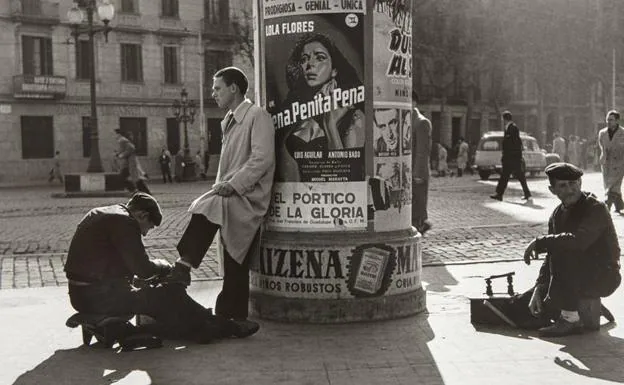 'Limpiabotas en la Gran Vía de Barcelona', una imagen tomada hacia 1950 . /Francesc Catalá-Roca