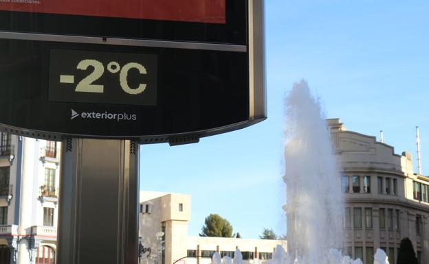 León abre la semana con intenso frío y espera más nieve a baja cota