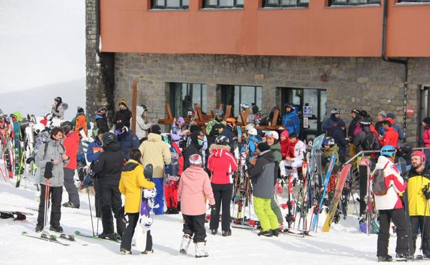 El negocio de la nieve en la provincia de León mueve a más de 100.000 personas