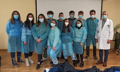 Estudiantes del IES Señor de Bembibre conocen 'in situ' como se trabaja en el Hospital del Bierzo
