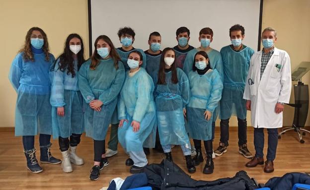 Estudiantes del IES Señor de Bembibre conocen 'in situ' como se trabaja en el Hospital del Bierzo