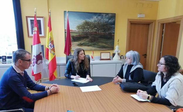 La delegada recibe a la asociación Activos y Felices, quienes abordan el envejecimiento activo y el dolor crónico