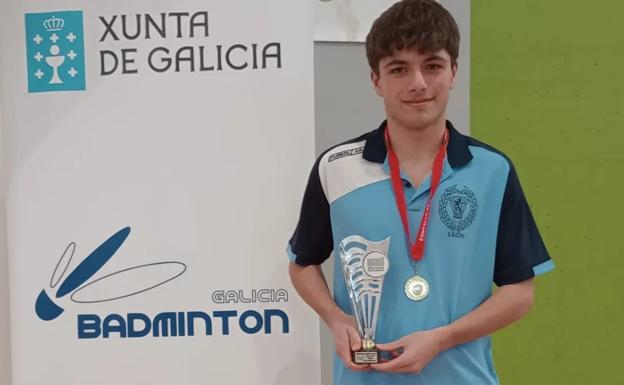 Andrés Pérez se cuelga el bronce en el dobles mixto sub-17 en el Máster Nacional de Vigo