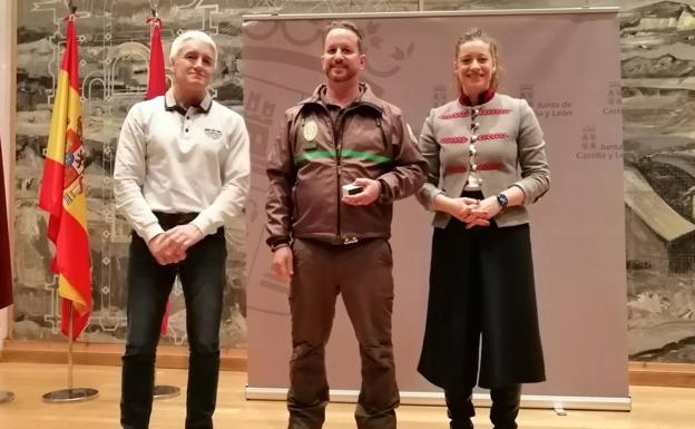 La delegada territorial entrega las distinciones a los funcionarios públicos por su permanencia en el servicio