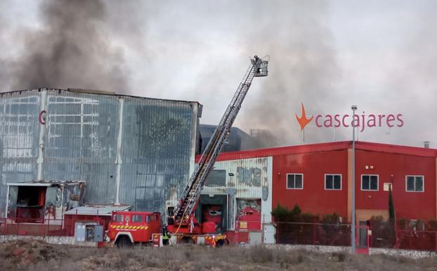 Un incendio calcina naves y oficinas de Cascajares en Dueñas