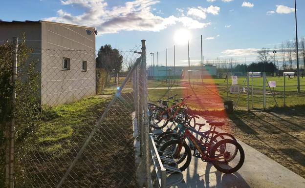 Valencia de Don Juan instala una nueva zona para aparcar bicicletas en el campo de fútbol