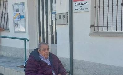 El PP de Castropodame denuncia las esperas de usuarios en la calle frente al centro de salud hasta que llega el médico