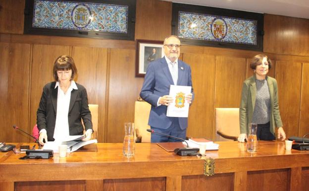 El alcalde de Ponferrada junto a las ediles de Hacienda y Cultura, al inicio del pleno de presupuestos./