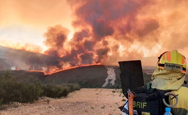 'Teleno Libre' cree que la ministra de Defensa trata de «maquillar» el incendio del campo de tiro con el anuncio «electoral» de la Unidad de Drones de la UME del Ferral