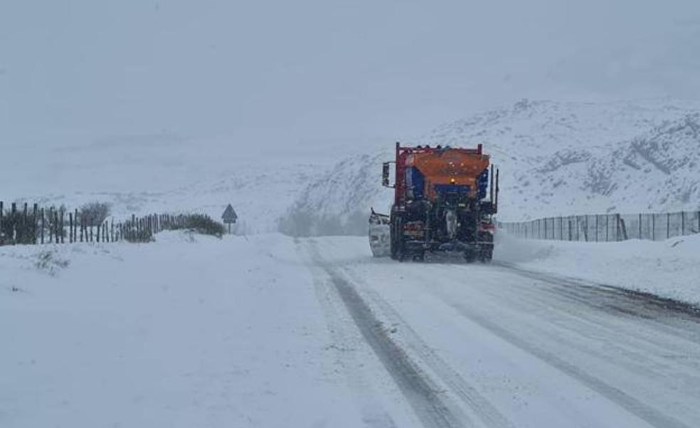 La nieve obliga a cortar dos carreteras leonesas y otras siete presentan dificultades