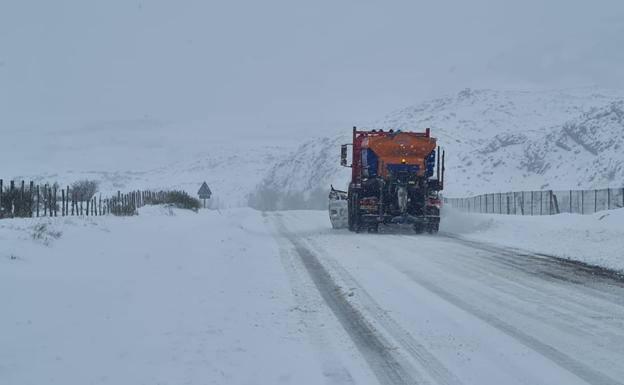 La nieve obliga a cortar dos carreteras leonesas y otras siete presentan dificultades