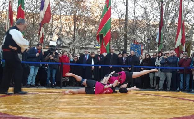 Los pendones y la lucha leonesa conquistan el corazón de Sevilla