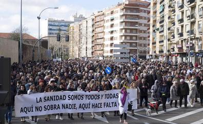 Miles de personas recorren Salamanca en la décima Marea Blanca para clamar por una «sanidad pública y de calidad»