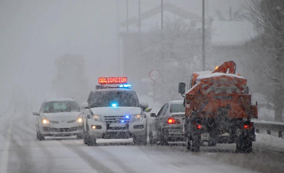 La nieve mantiene cortado el tráfico en siete vías secundarias de Burgos, León y Salamanca