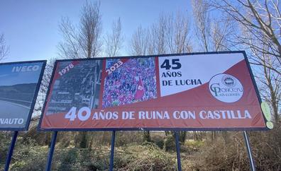 El leonesismo rememora en una valla de publicidad el 45º aniversario de la primera manifestación de 'León solo'