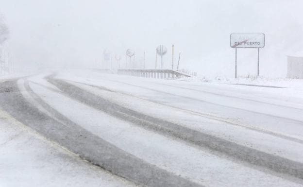 La nieve corta dos carreteras de la provincia y obliga a uso de cadenas en otras cinco