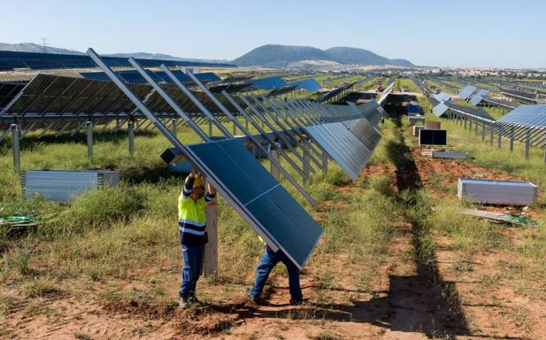 Dos plantas fotovoltaicas en Santiago Millas y Valderrey crearán 400 empleos en 2024 con una inversión de 200 millones