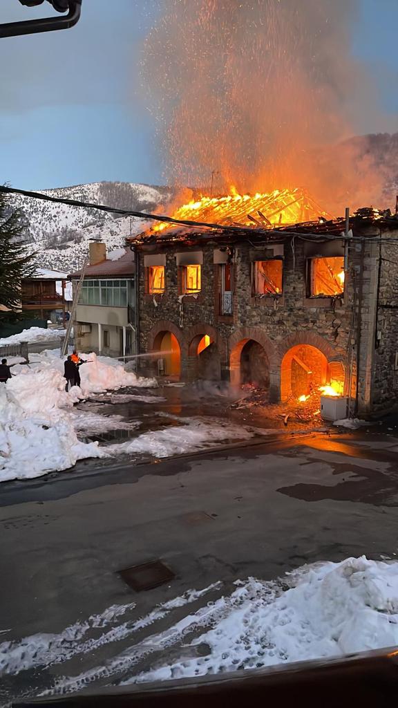 Un incendio calcina las viejas escuelas de Boca de Huérgano