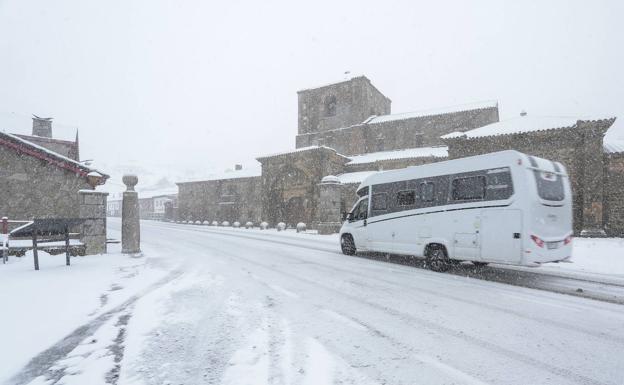 El puerto de Tarna continúa cortado por las inclemencias de la nieve