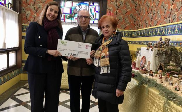 La Asociación Leonesa de la Caridad recibe la recaudación solidaria de la exposición de Belenes del Mundo del Museo de la Emigración Leonesa