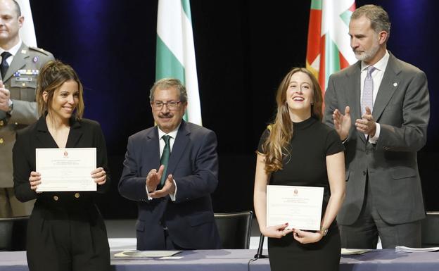 Las leonesas Soraya Luego y Belén González reciben de manos del rey sus credenciales como juezas