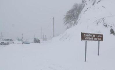 Continúa cortado el puerto de Tarna por la presencia de nieve en la vía