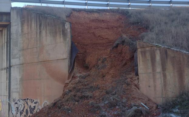 Un derrumbamiento en el puente de la N-120 sobre las vías férreas, en Astorga, obliga a cortar el tráfico y a reducir la velocidad de los trenes