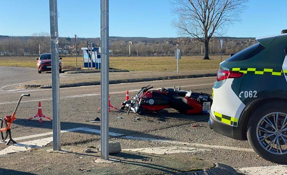 Fallece una motorista de 34 años tras colisionar con un coche en Sariegos