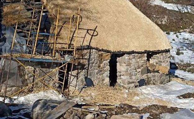La Junta invierte 32.000 euros en la restauración del 'teito' de una palloza en Villafranca del Bierzo