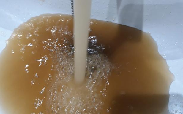 Denuncian el «deplorable» estado del suministro de agua en una calle de Bembibre