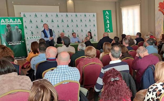 Dujo defiende en La Bañeza una agricultura «productiva» para «atraer a los jóvenes»