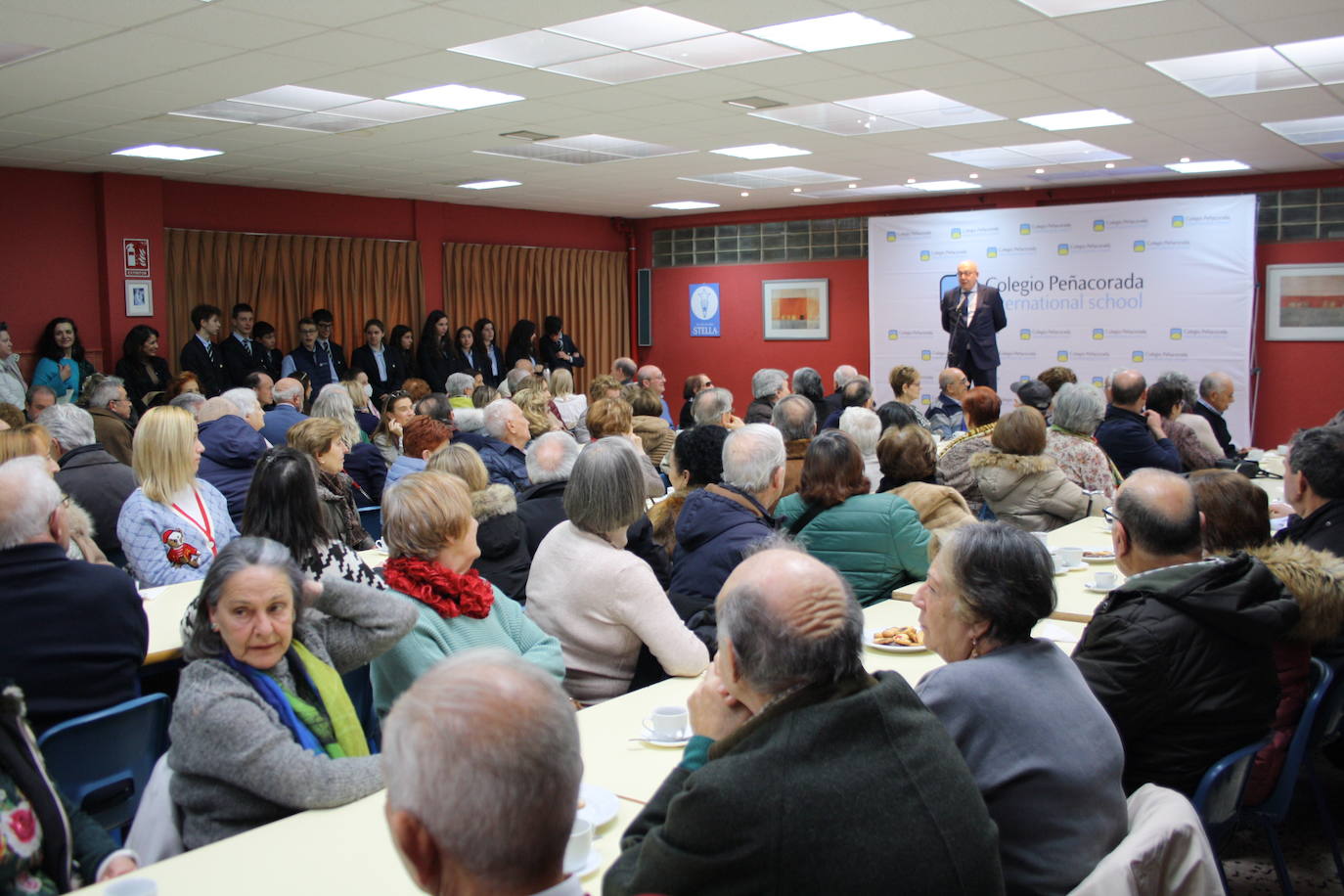 Los abuelos regresan a las aulas en el colegio Peñacorada