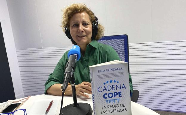 La periodista leonesa Elsa González presenta en León su libro 'Cadena COPE. La radio de las estrellas'