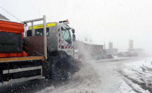 La nieve mantiene cortada la CL-631 que comunica Maraña con El Puertu de Asturias