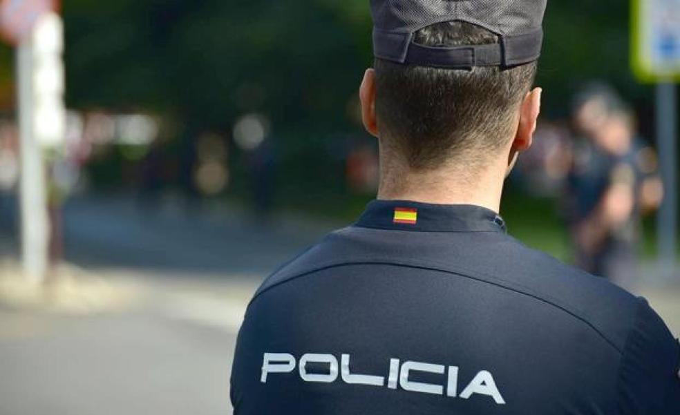 La Policía Nacional detiene en León a dos jovénes por robar un bolso y gastar 1.556 euros con las tarjetas bancarias que contenía