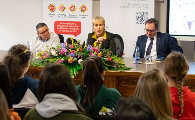 Carme Artigas «inspira» a un centenar de alumnas del IES Padre Isla