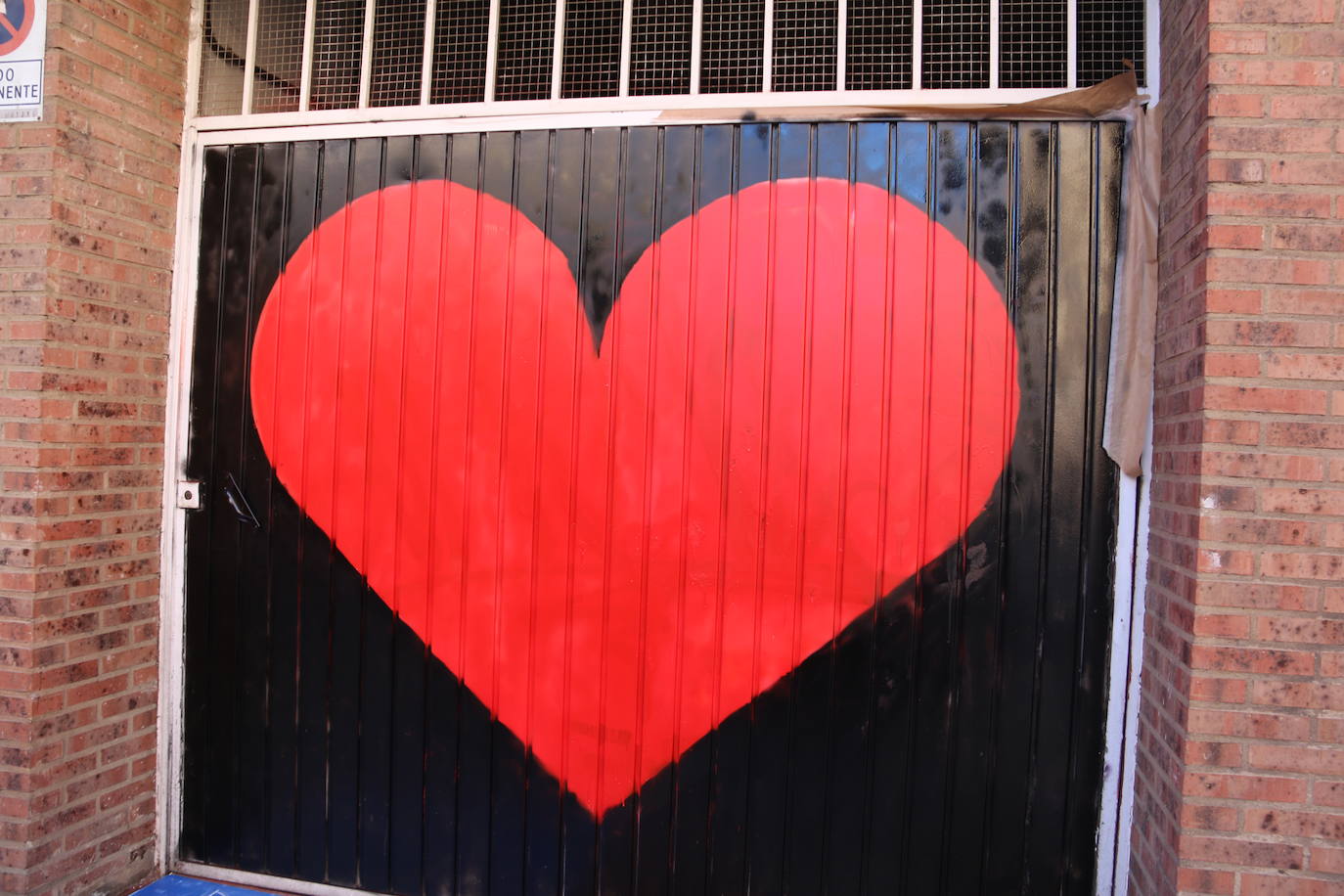 Los alumnos de Maristas pintan un corazón gigante